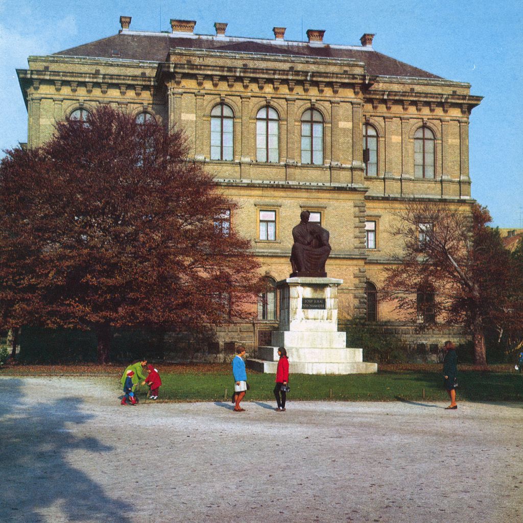 Spomenik Josipu Juraju Strossmayeru (rad kipara Ivana Meštrovića) otkriven 1926. godine ispred zgrade JAZU (današnja HAZU), Trg Josipa Juraja Strossmayera, oko 1967. godine